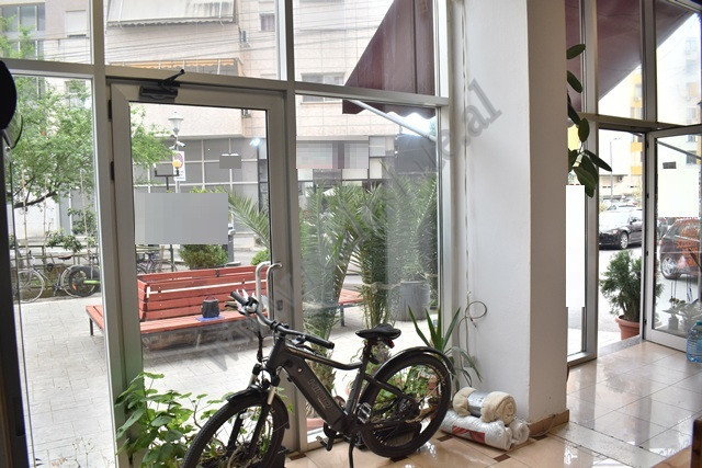 Dyqan dhe biznes&nbsp;ne shitje ne rrugen Muzaket, ne zonen e Don Boskos, Tirane.
Ambienti pozicion